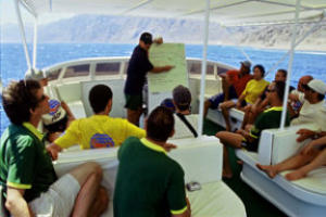 padi assistant instructor gives dive briefing